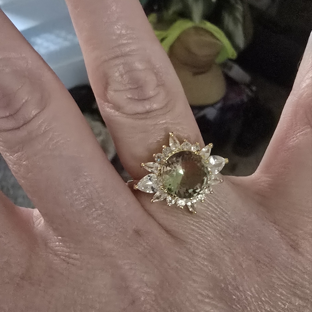 Elegant Gold and Green, That Changes To Pinkish Gemstone Ring At Diff Angles